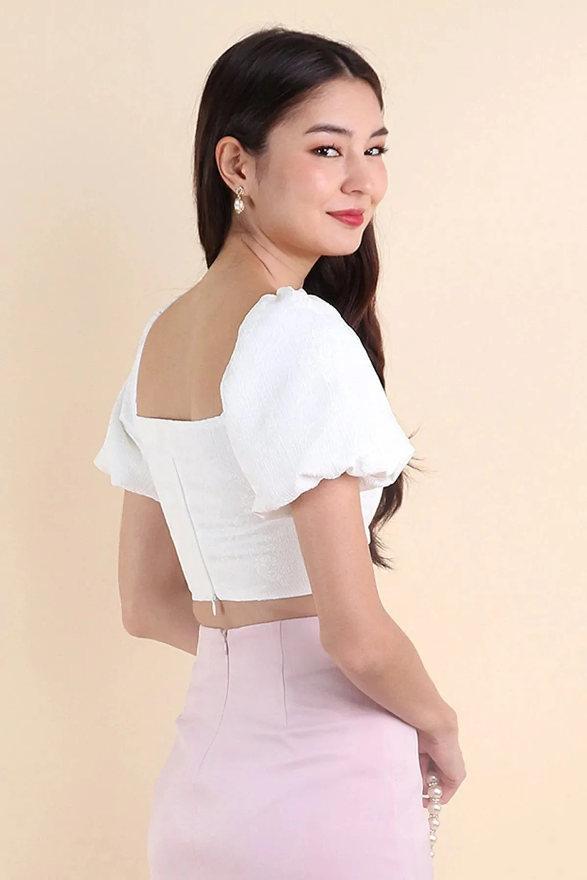 BLOSSOM EMBOSSED PUFF SLEEVE TOP IN WHITE